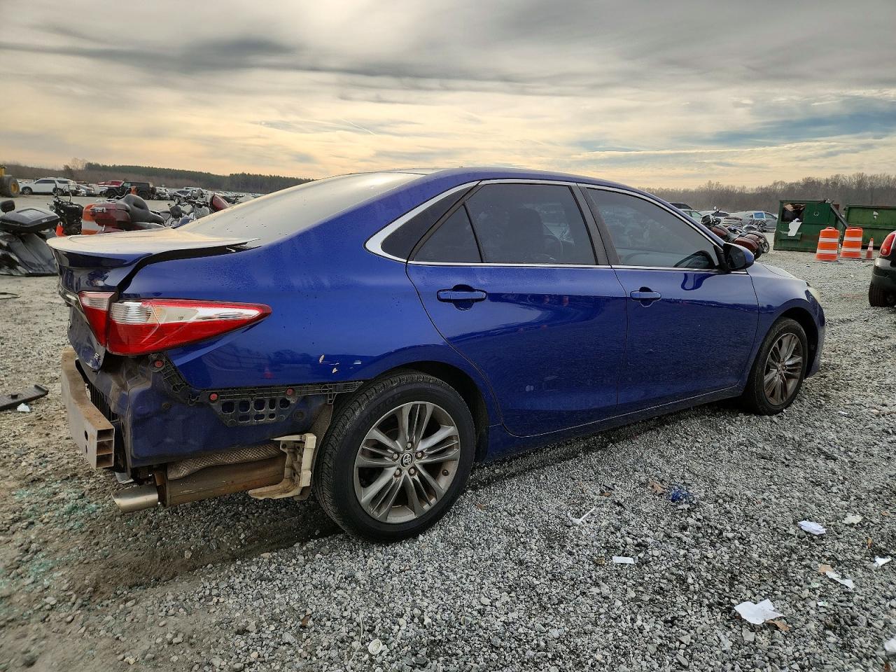 2016 TOYOTA CAMRY LE photo 3