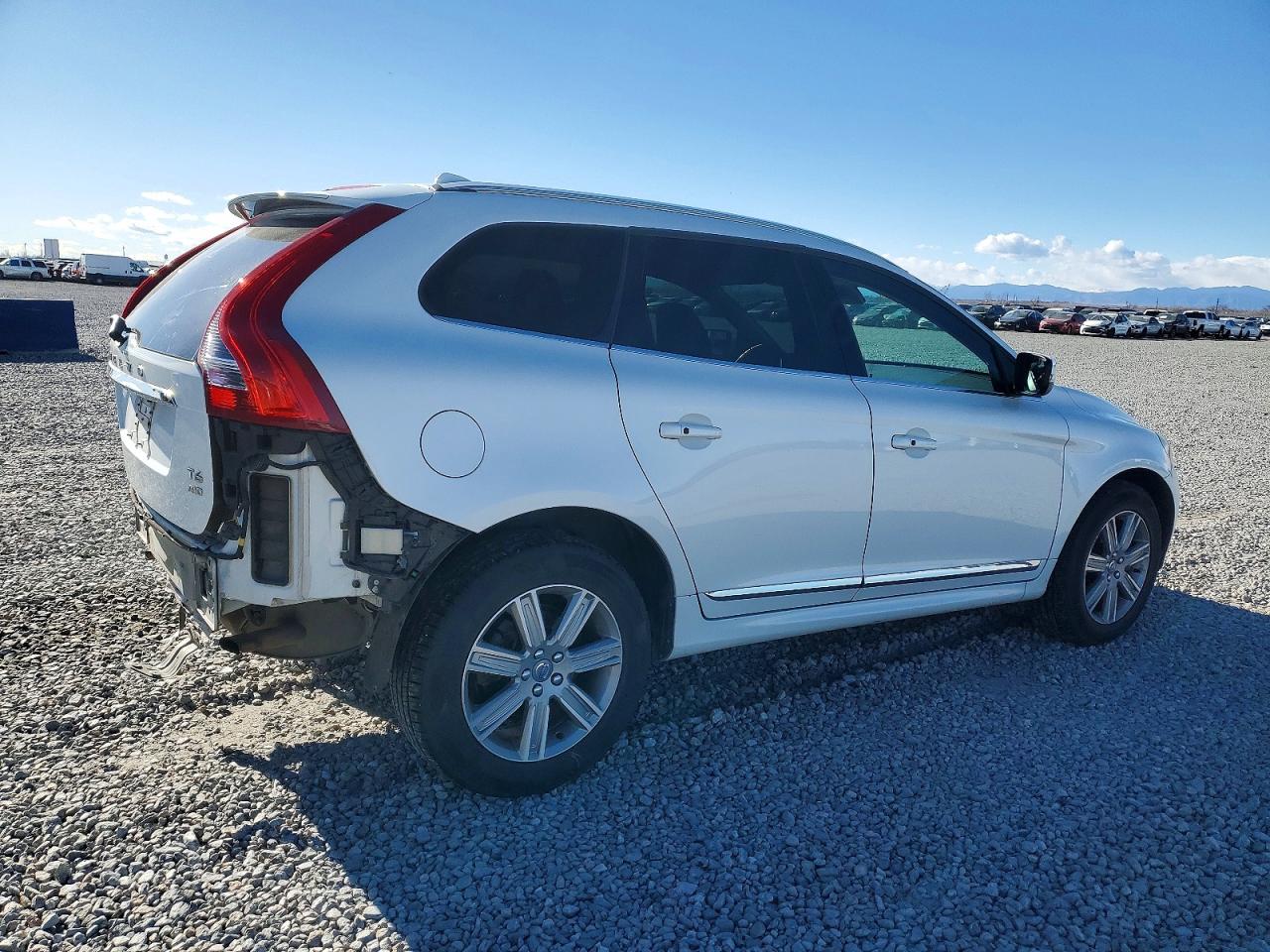 2016 VOLVO XC60 T6 PREMIER photo 5