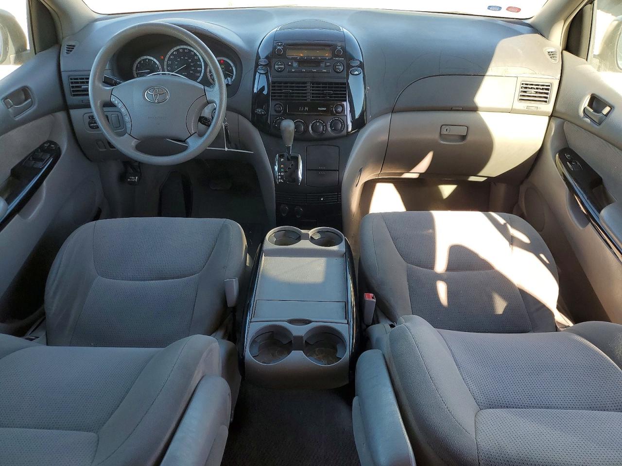 2004 TOYOTA SIENNA CE photo 8