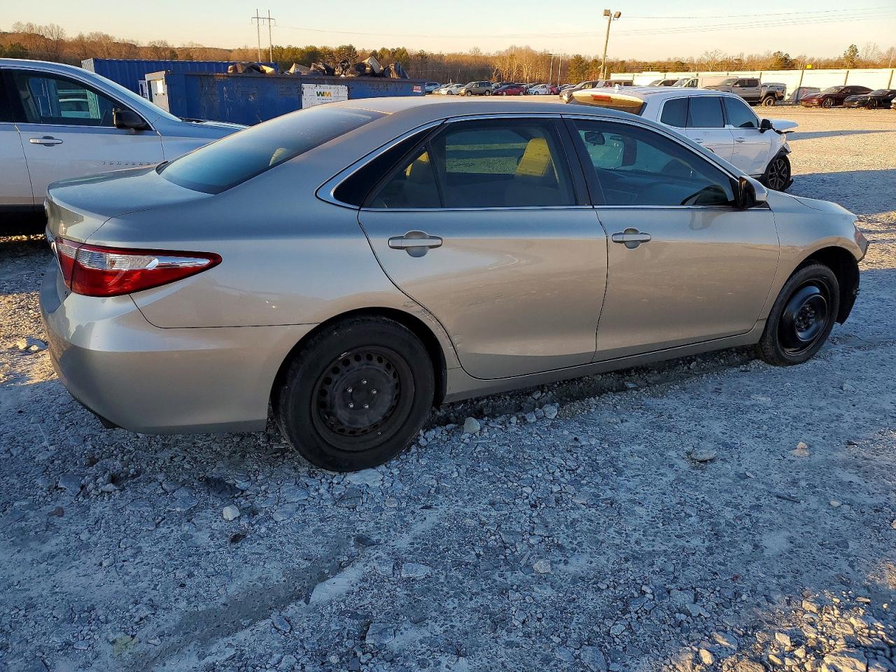 2016 TOYOTA CAMRY LE photo 3