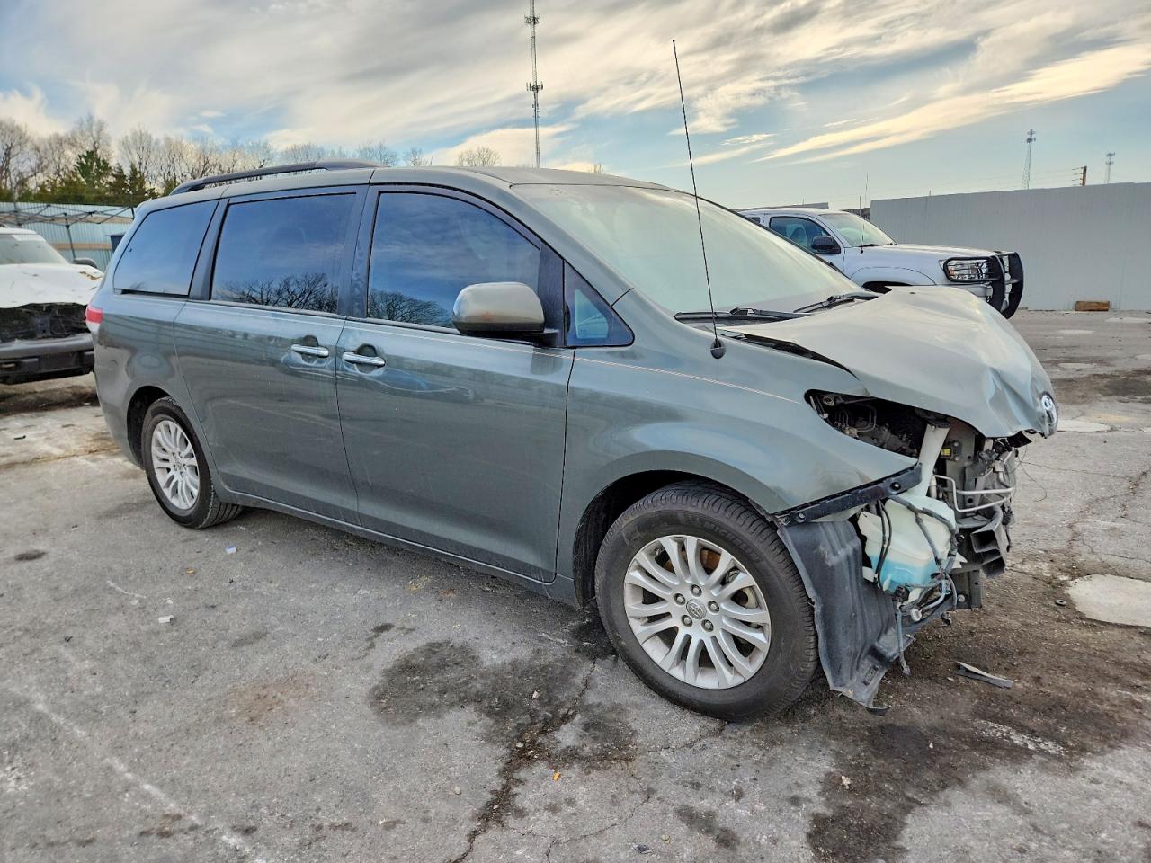 2014 TOYOTA SIENNA XLE photo 7