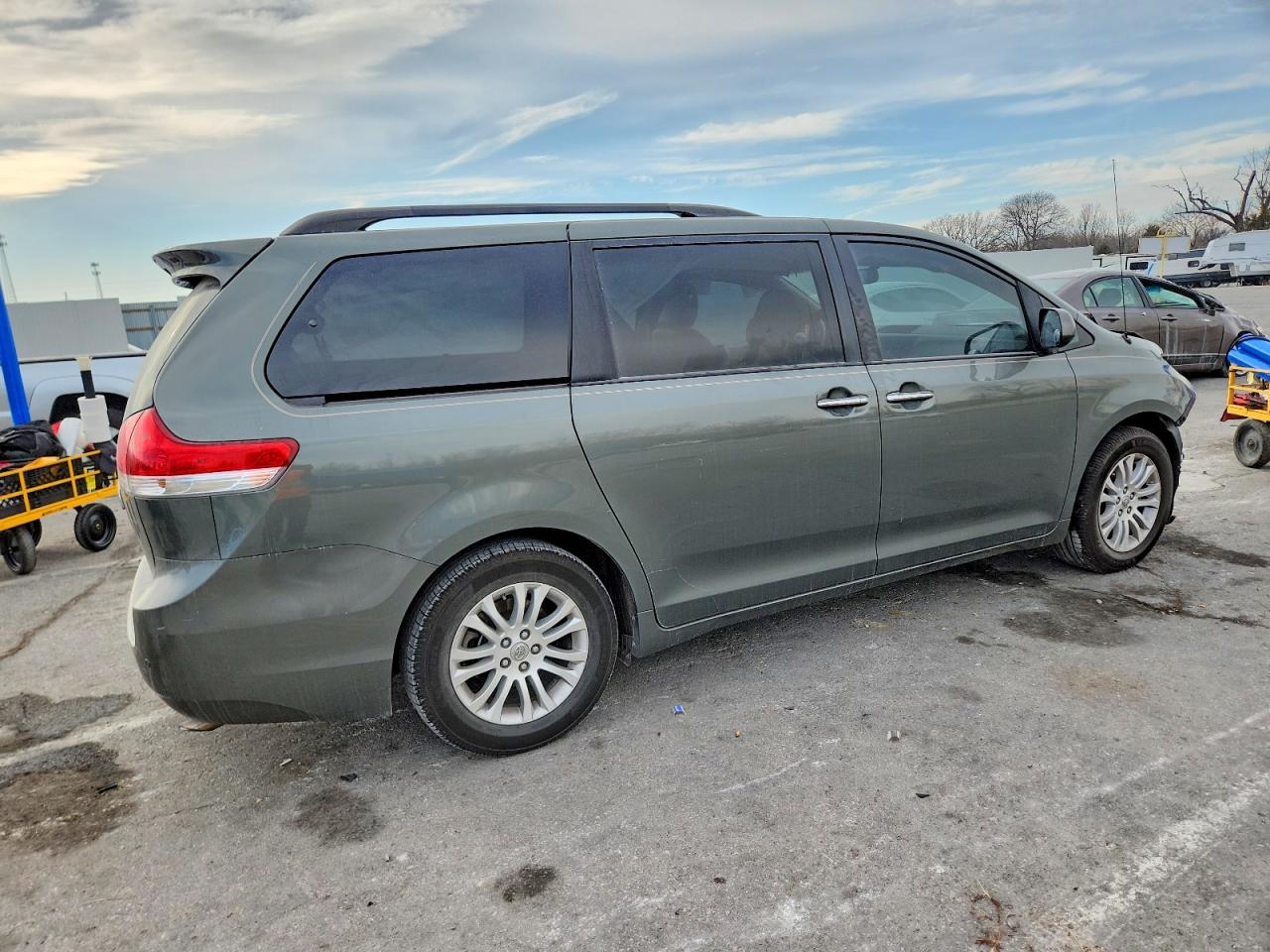 2014 TOYOTA SIENNA XLE photo 5