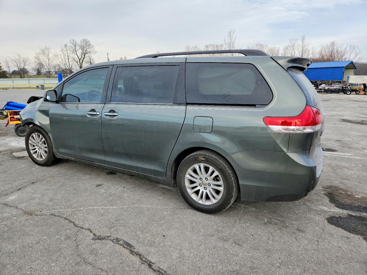 2014 TOYOTA SIENNA XLE photo 3