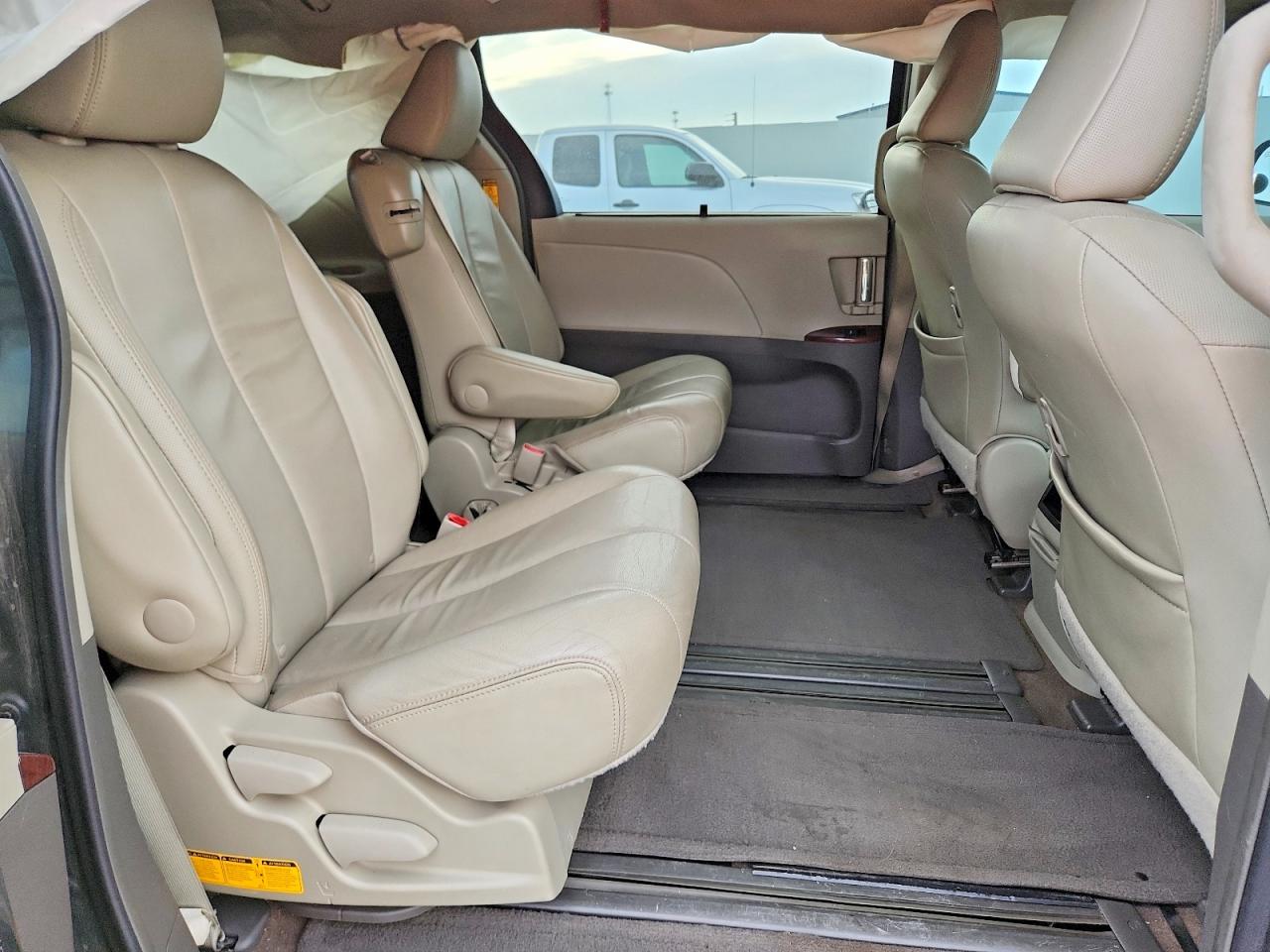 2014 TOYOTA SIENNA XLE photo 21