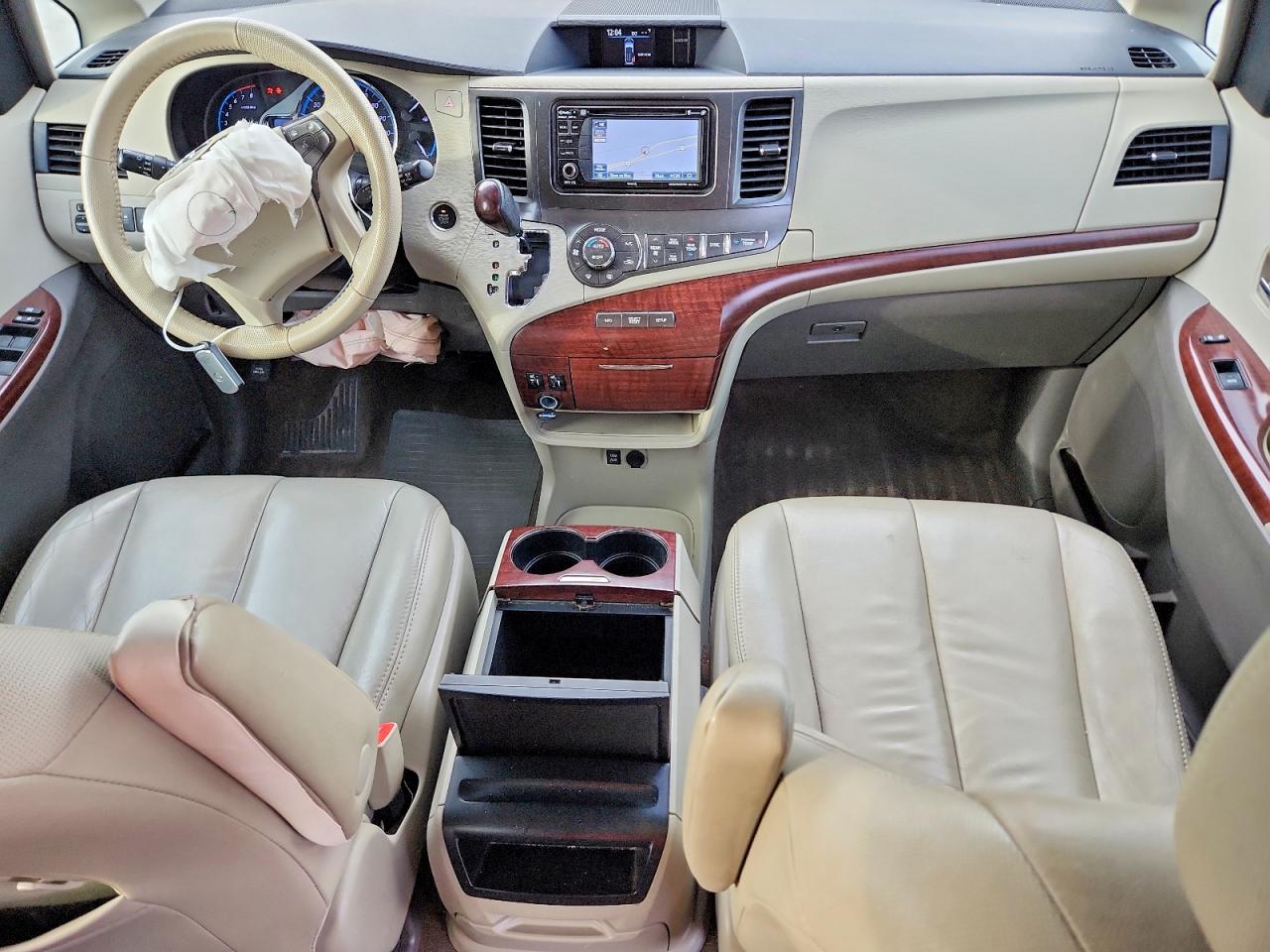 2014 TOYOTA SIENNA XLE photo 15