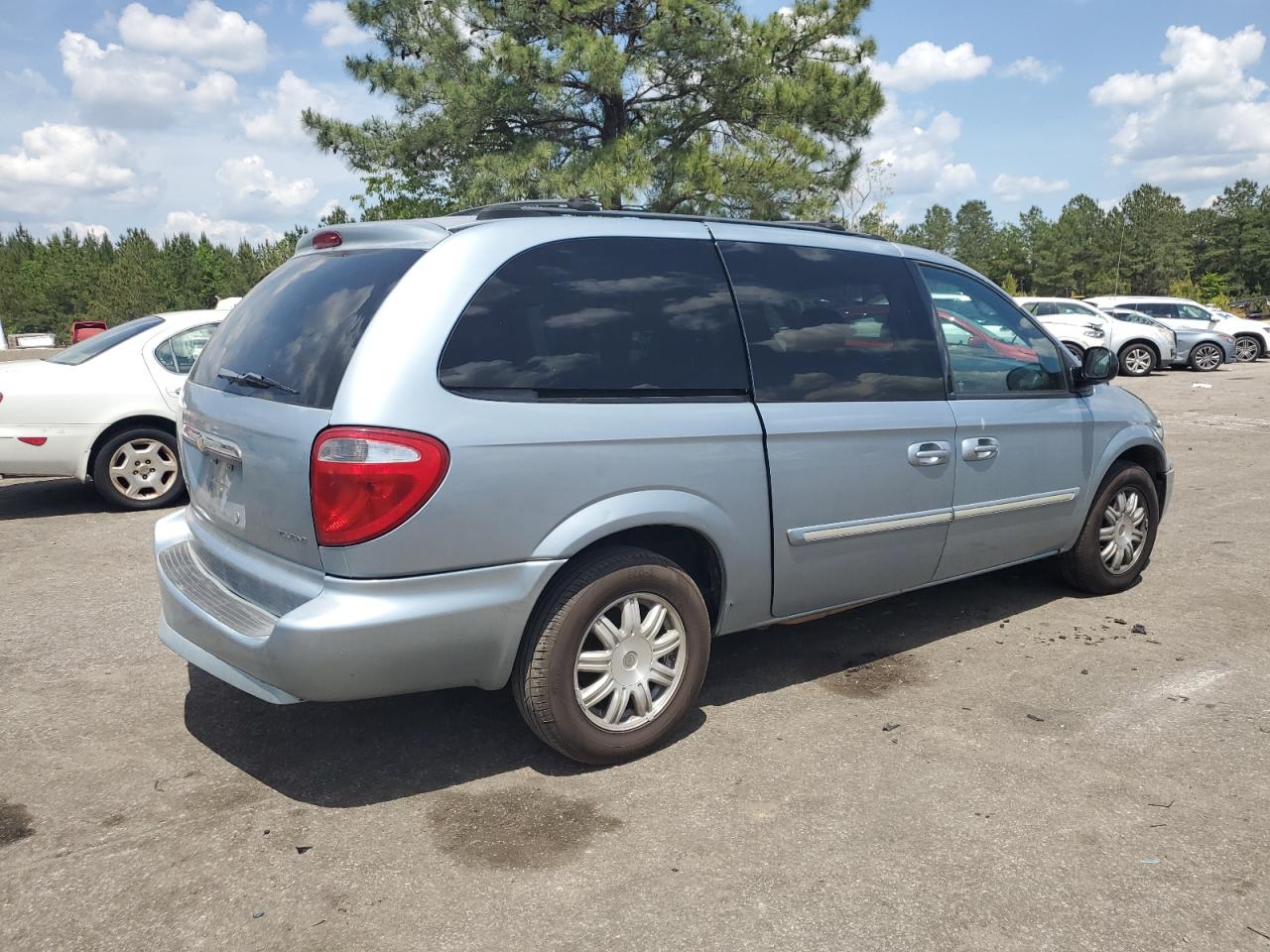 2005 CHRYSLER TOWN & COUNTRY TOURING photo 3