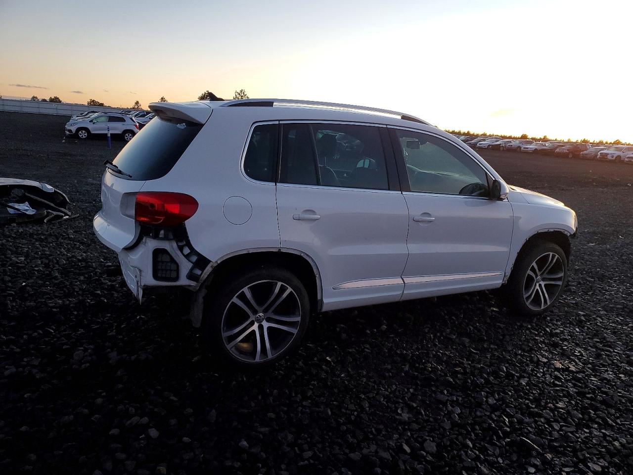 2017 VOLKSWAGEN TIGUAN HIGHLINE photo 3