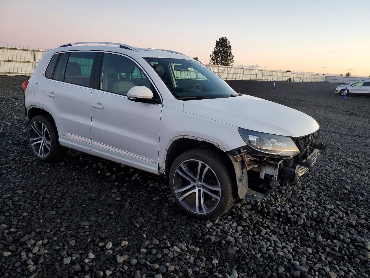 2017 VOLKSWAGEN TIGUAN HIGHLINE photo 4
