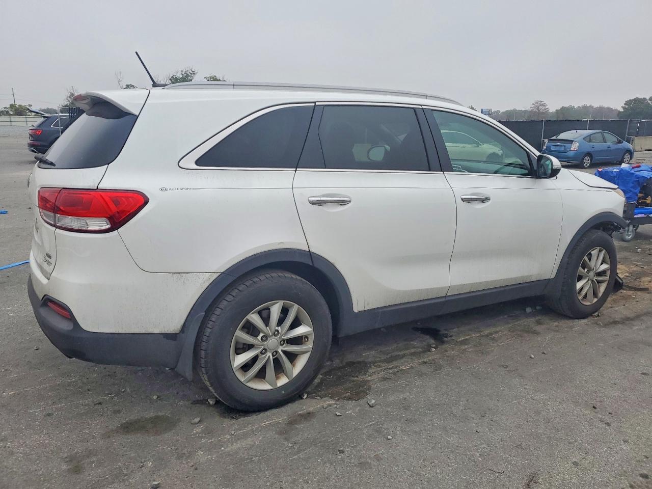 2017 KIA SORENTO LX photo 3