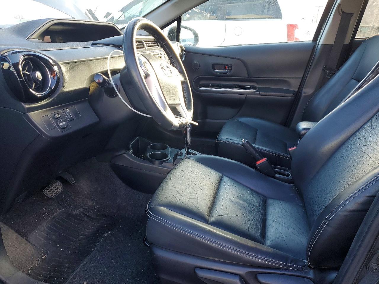 2015 TOYOTA PRIUS photo 7