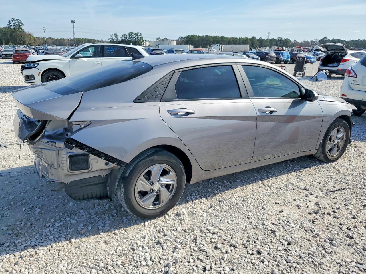 2024 HYUNDAI ELANTRA SE photo 3