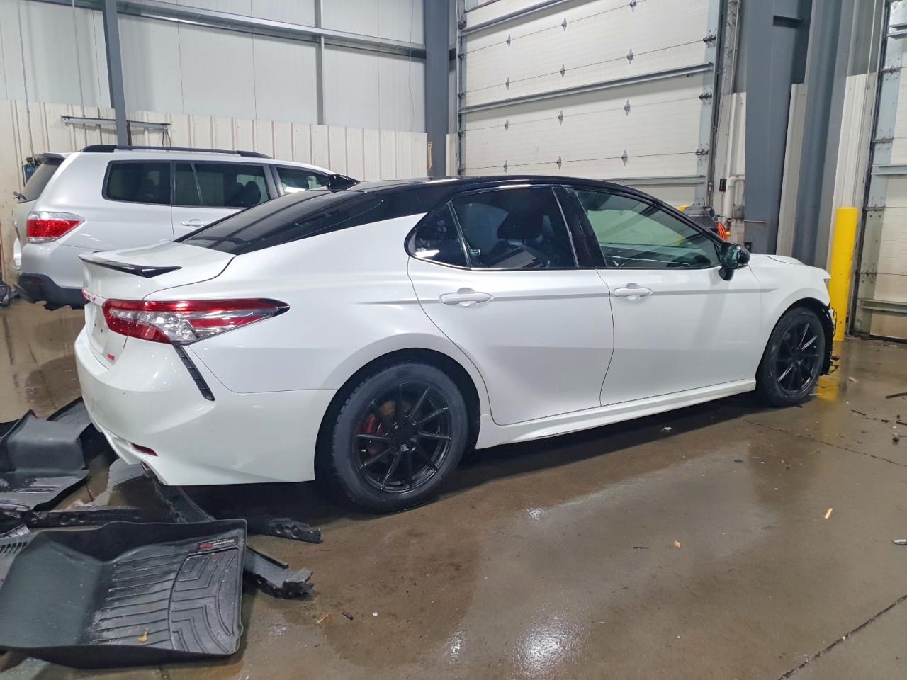 2018 TOYOTA CAMRY XSE photo 3
