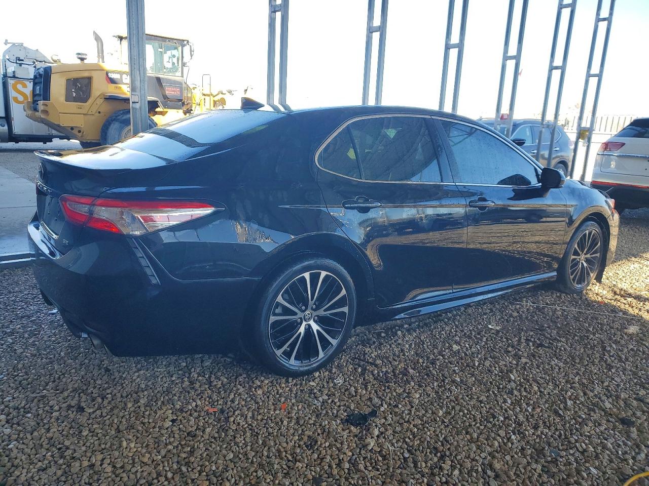 2020 TOYOTA CAMRY SE photo 3