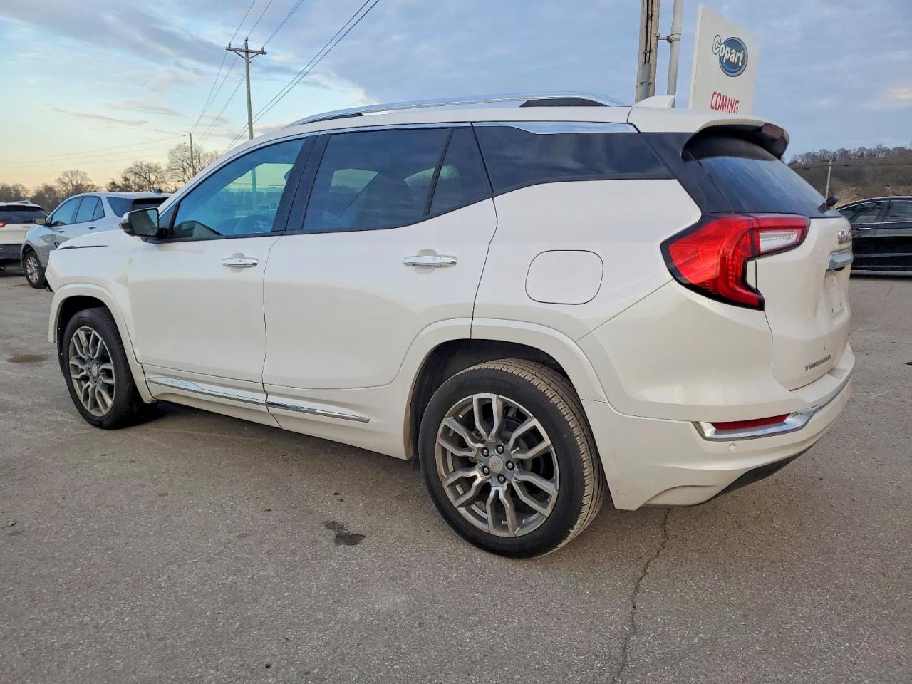 2024 GMC TERRAIN DENALI photo 2