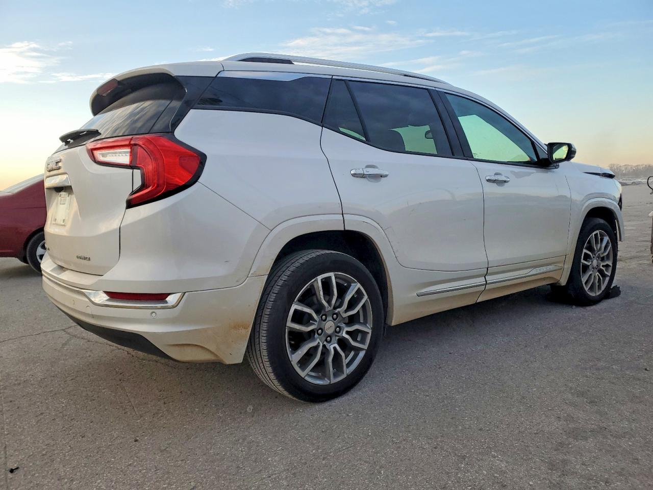 2024 GMC TERRAIN DENALI photo 3
