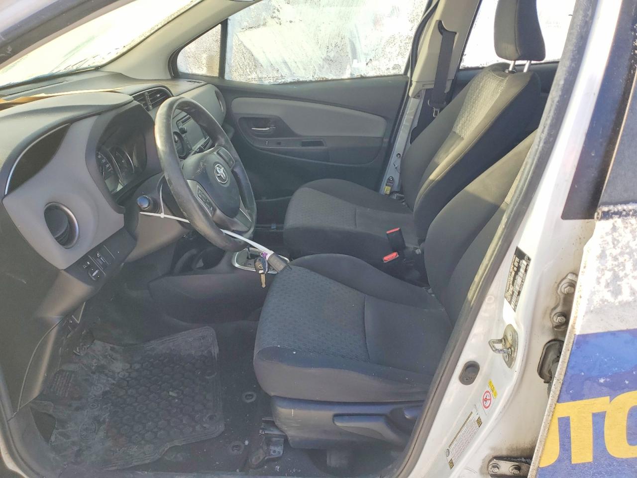 2017 TOYOTA YARIS photo 13