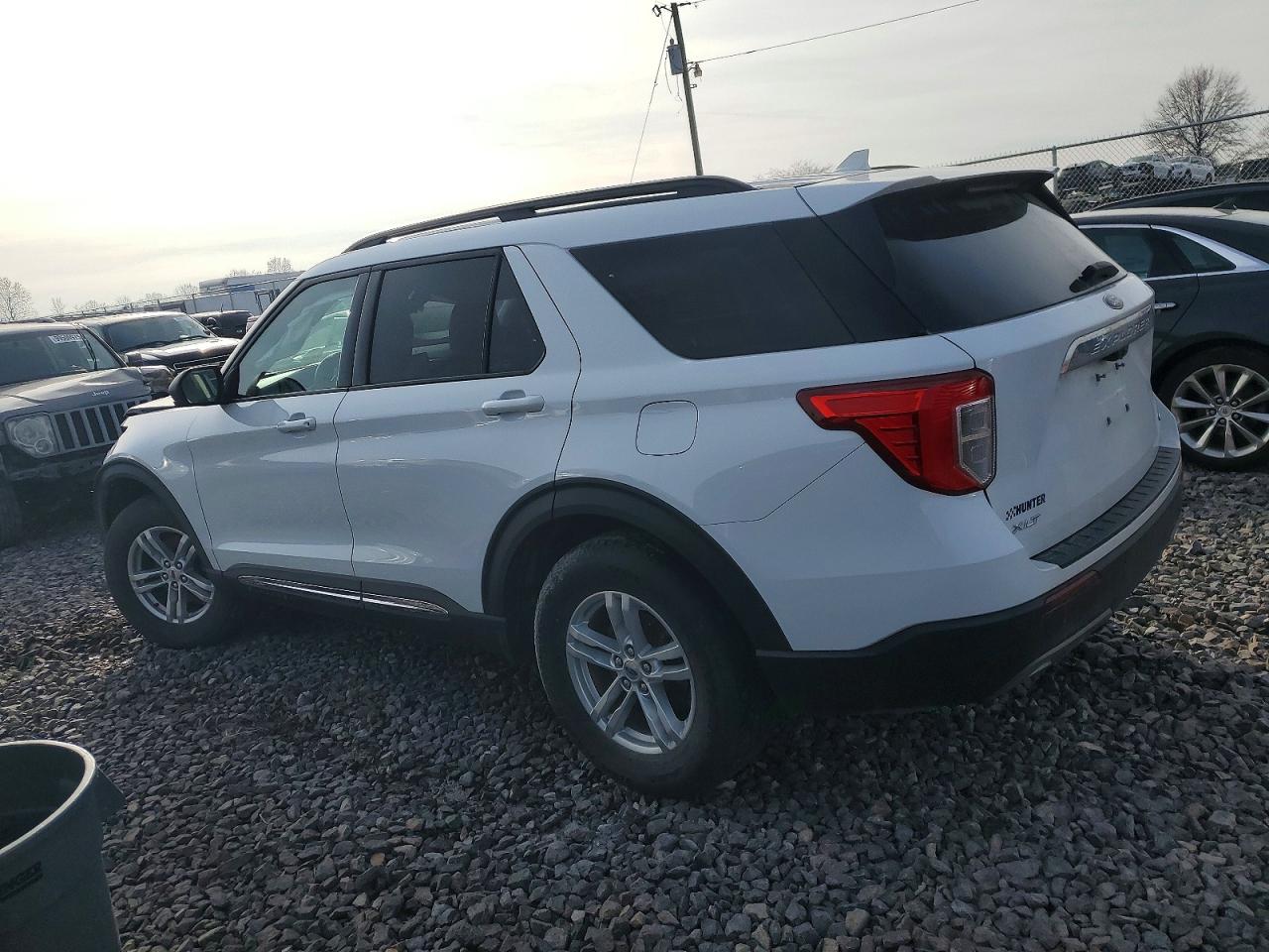 2020 FORD EXPLORER XLT photo 3