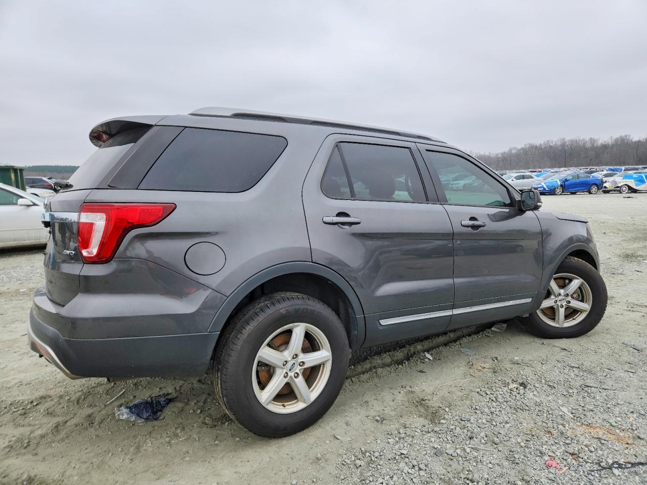 2017 FORD EXPLORER XLT photo 3