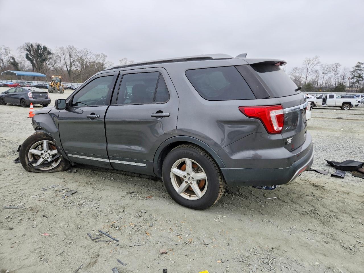 2017 FORD EXPLORER XLT photo 2