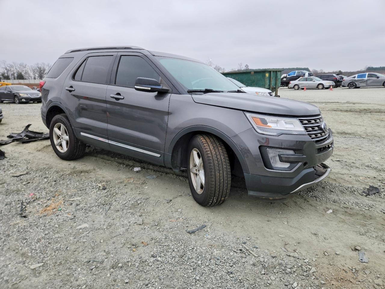 2017 FORD EXPLORER XLT photo 4
