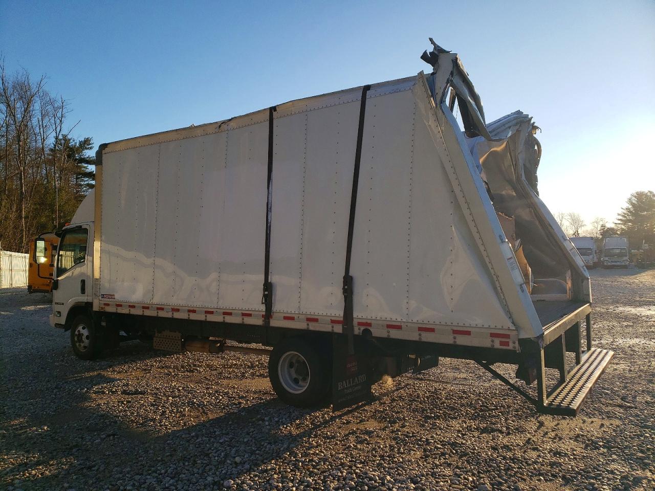 2024 ISUZU NPR BOX TRUCK photo 2