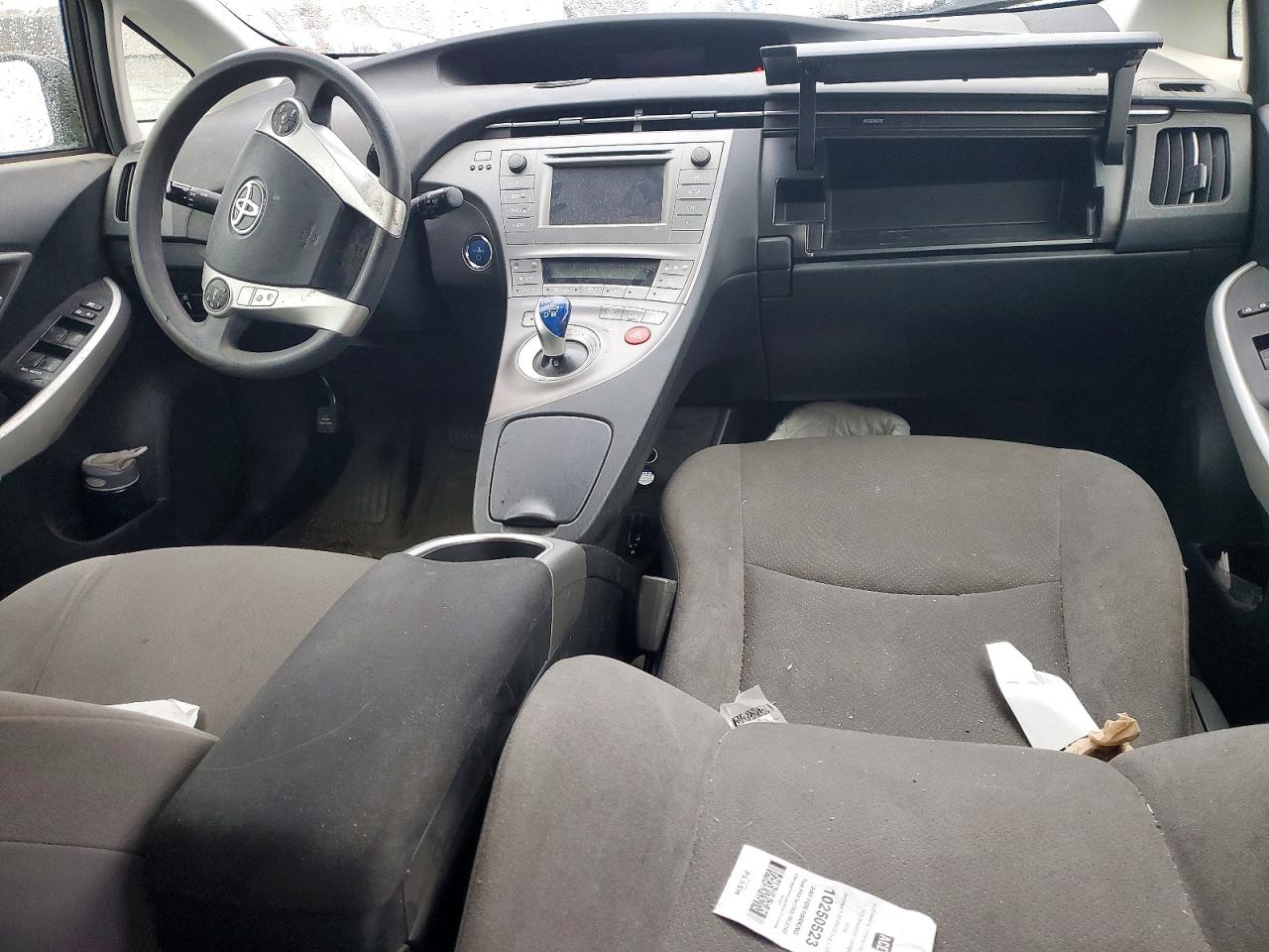 2015 TOYOTA PRIUS photo 8