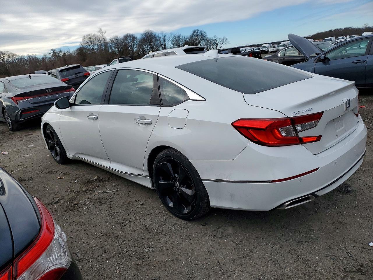 2018 HONDA ACCORD TOURING photo 2