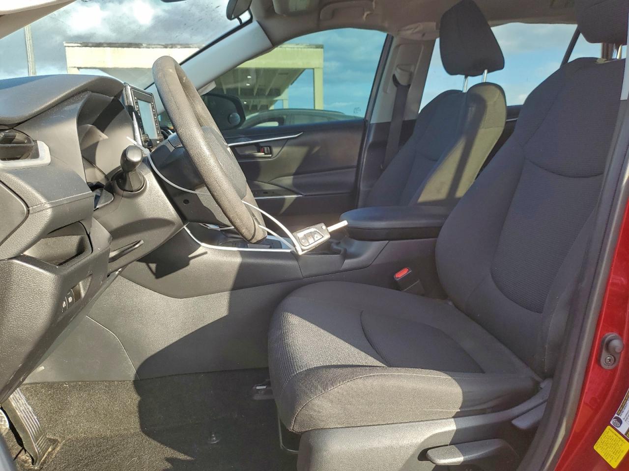2021 TOYOTA RAV4 LE photo 7