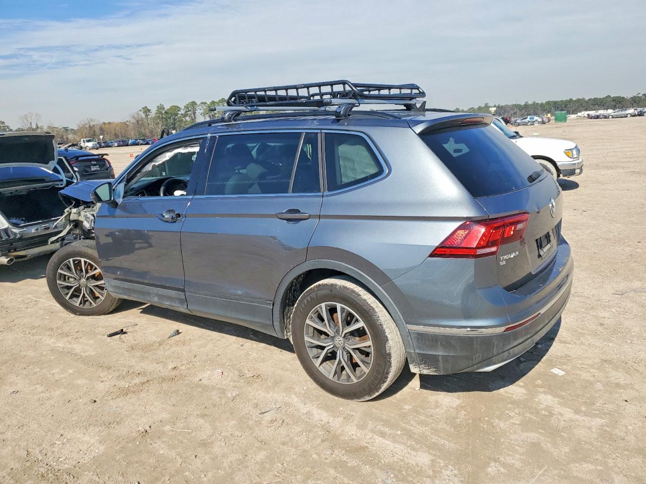 2020 VOLKSWAGEN TIGUAN SE photo 2