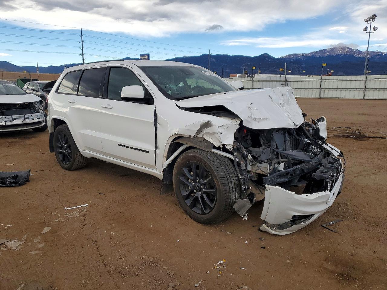2020 JEEP GRAND CHEROKEE LAREDO photo 4