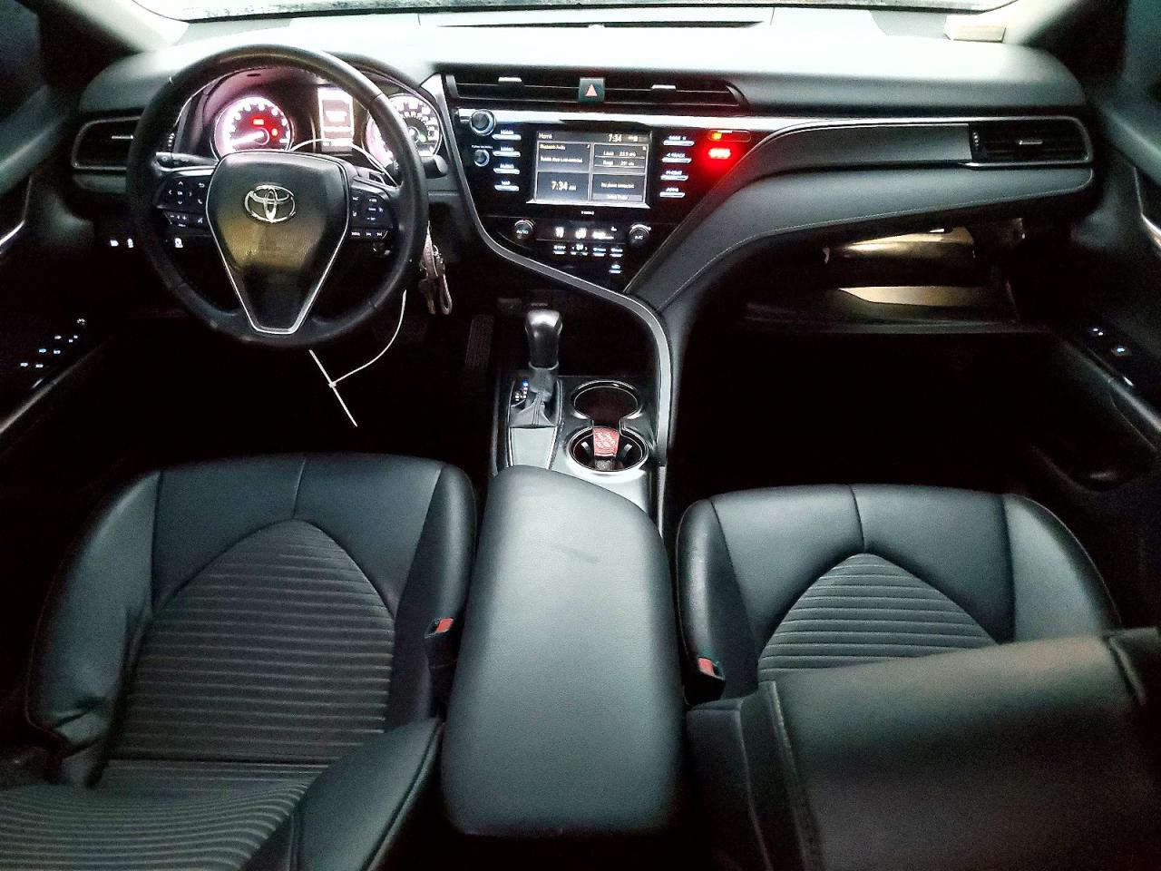 2020 TOYOTA CAMRY SE photo 8