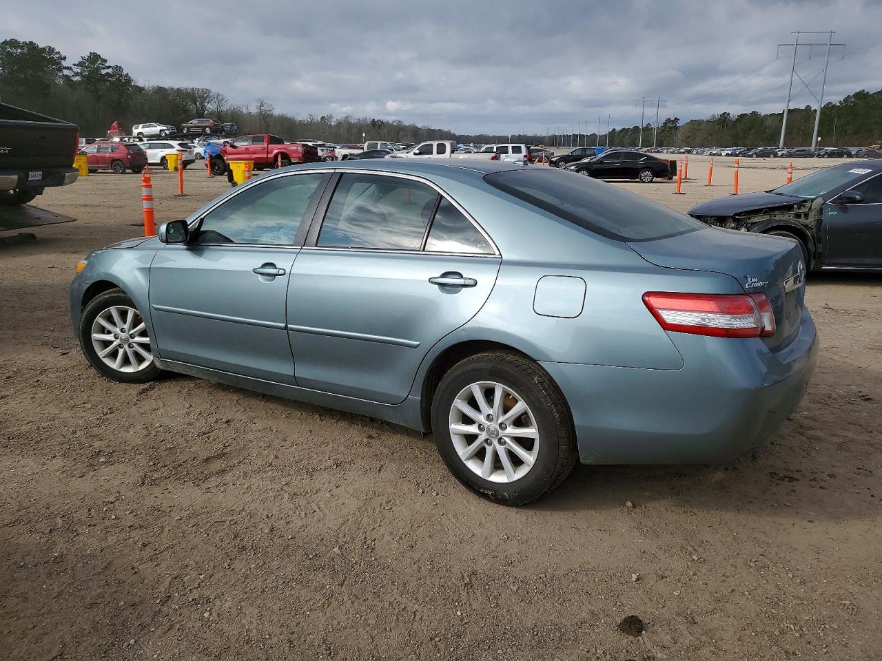 2011 TOYOTA CAMRY BASE photo 2