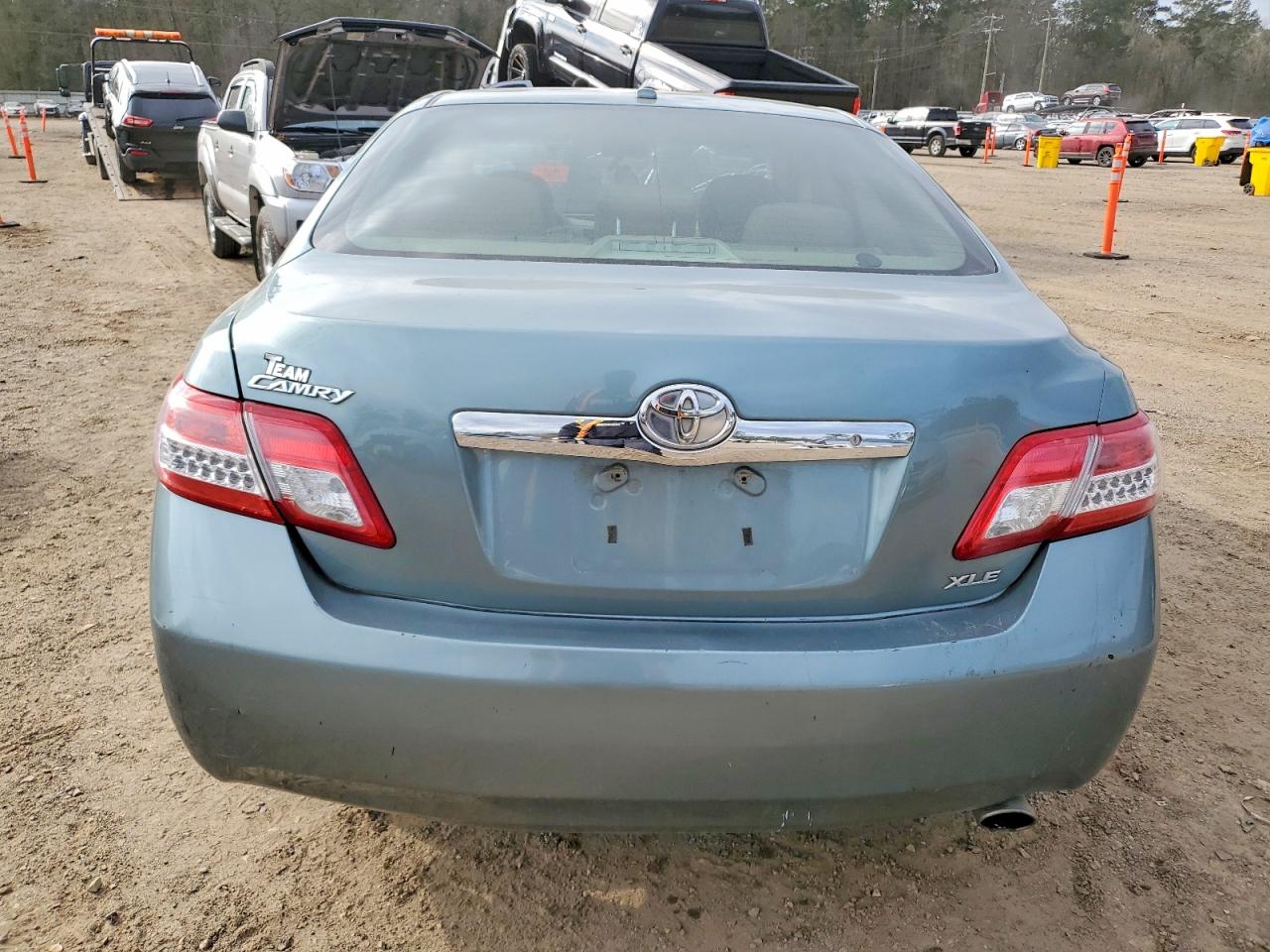 2011 TOYOTA CAMRY BASE photo 6