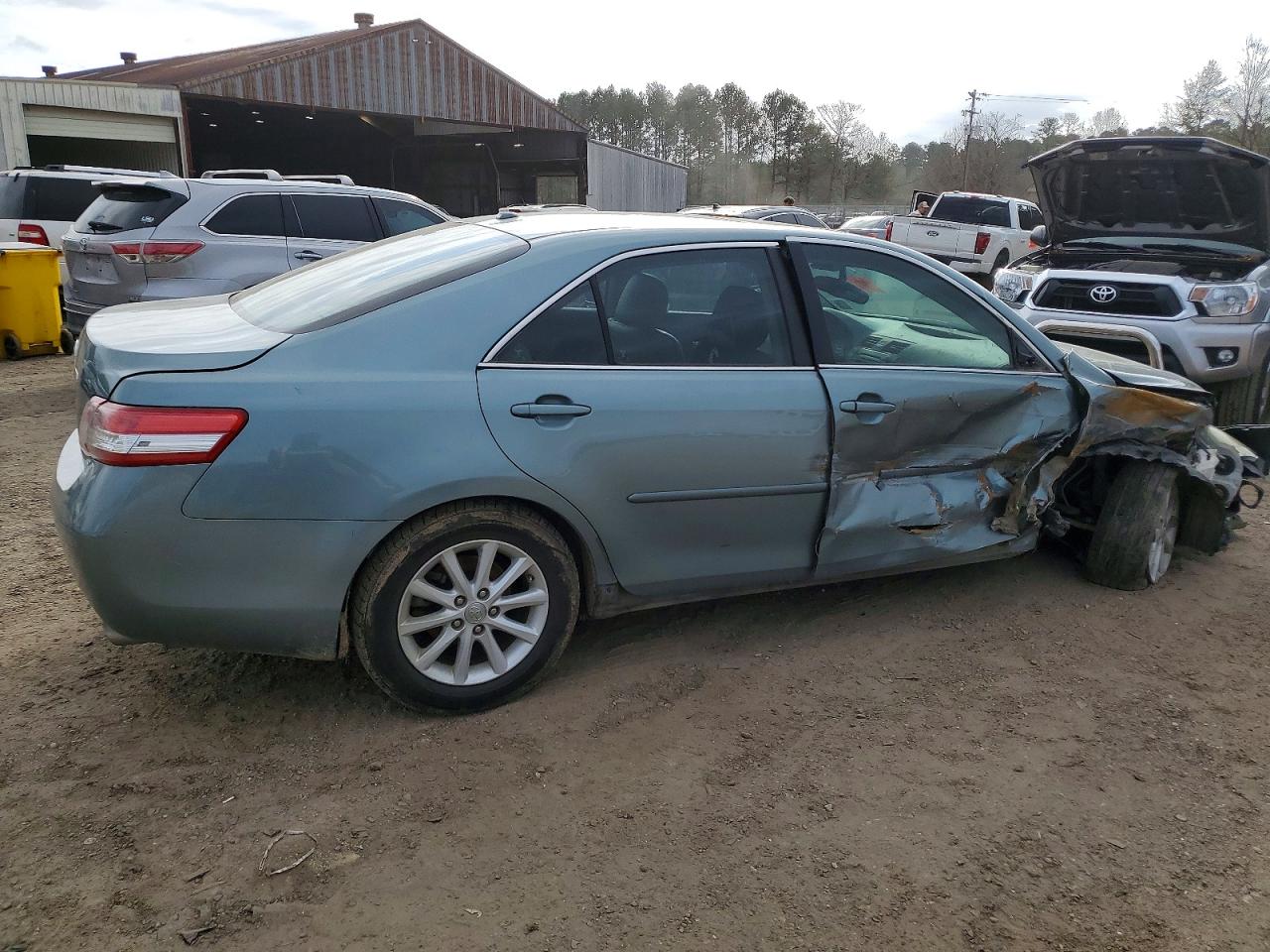 2011 TOYOTA CAMRY BASE photo 3