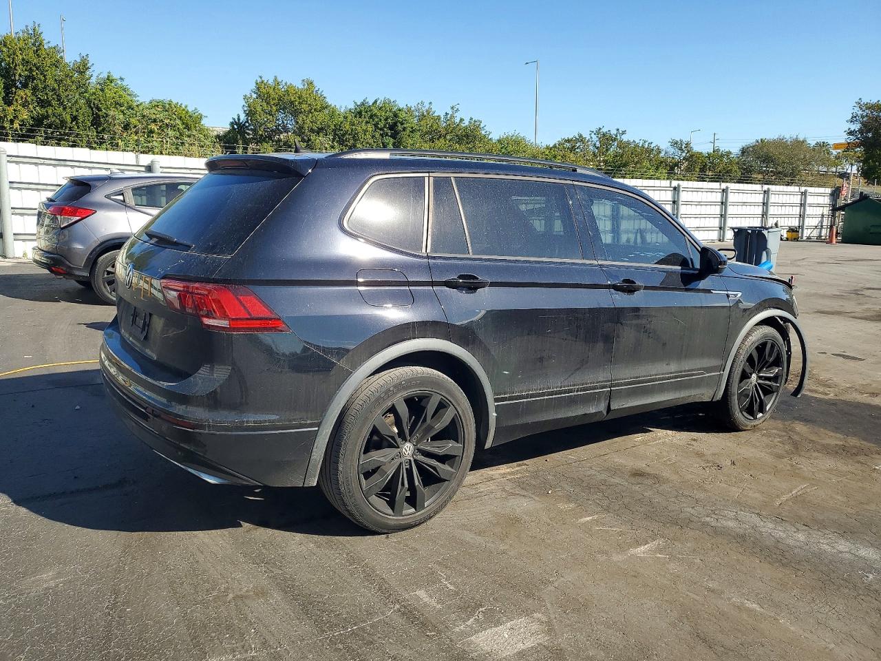 2021 VOLKSWAGEN TIGUAN SE photo 3