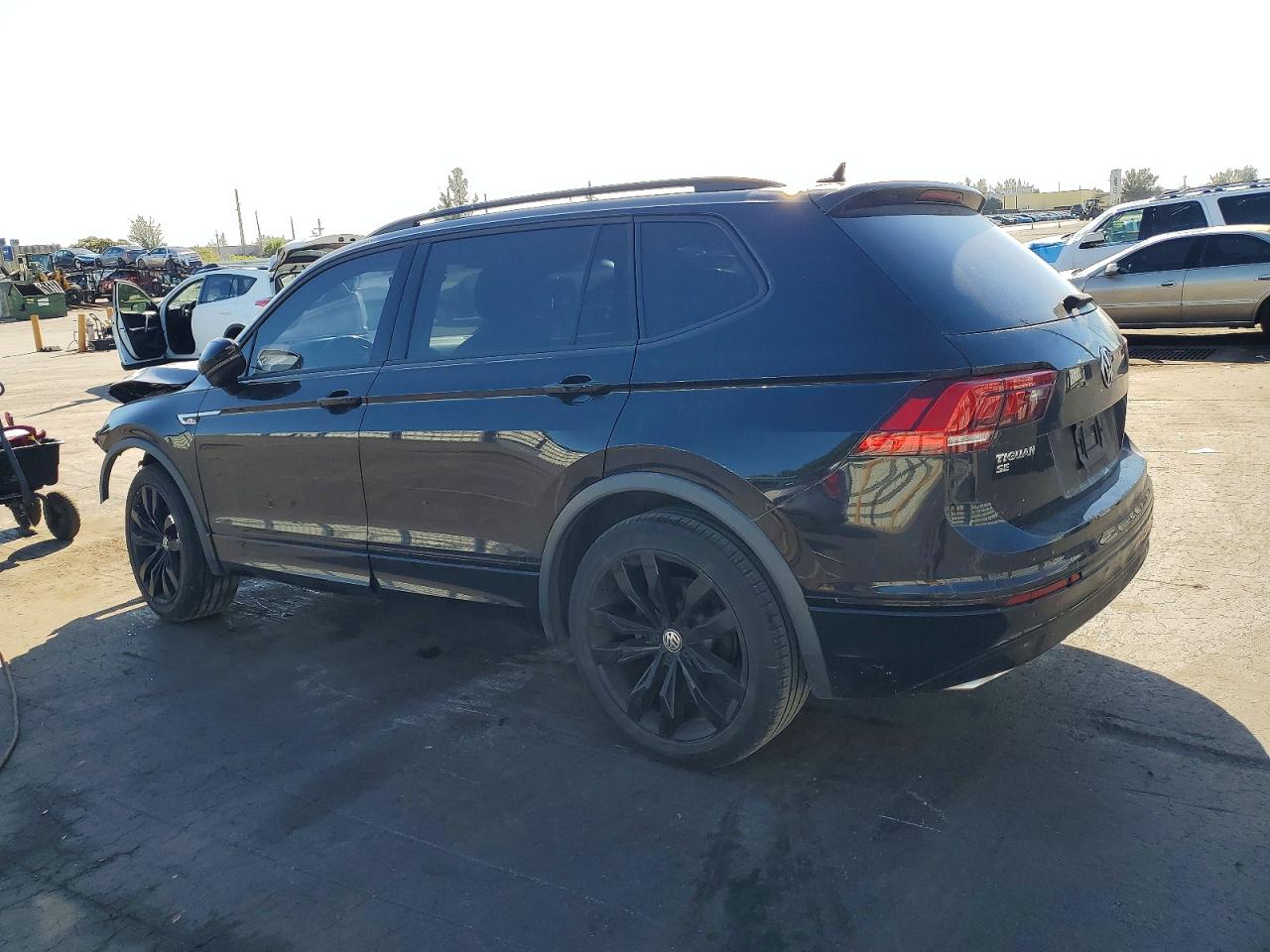 2021 VOLKSWAGEN TIGUAN SE photo 2