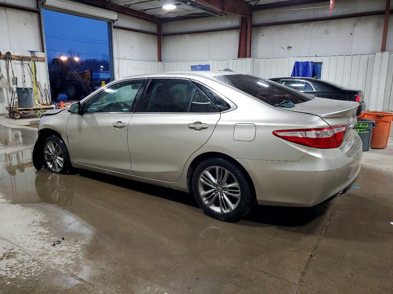 2017 TOYOTA CAMRY LE photo 2