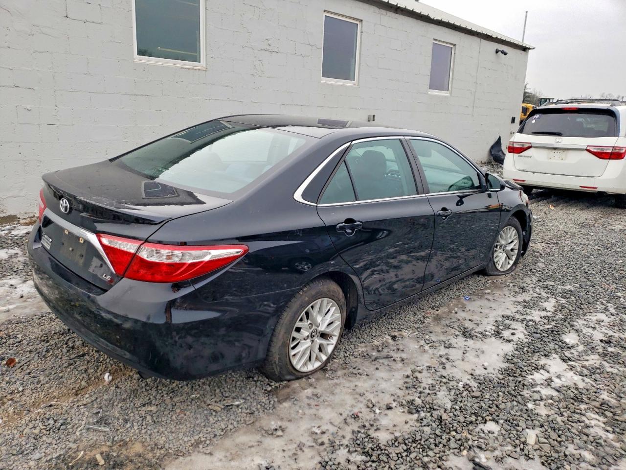2017 TOYOTA CAMRY LE photo 3