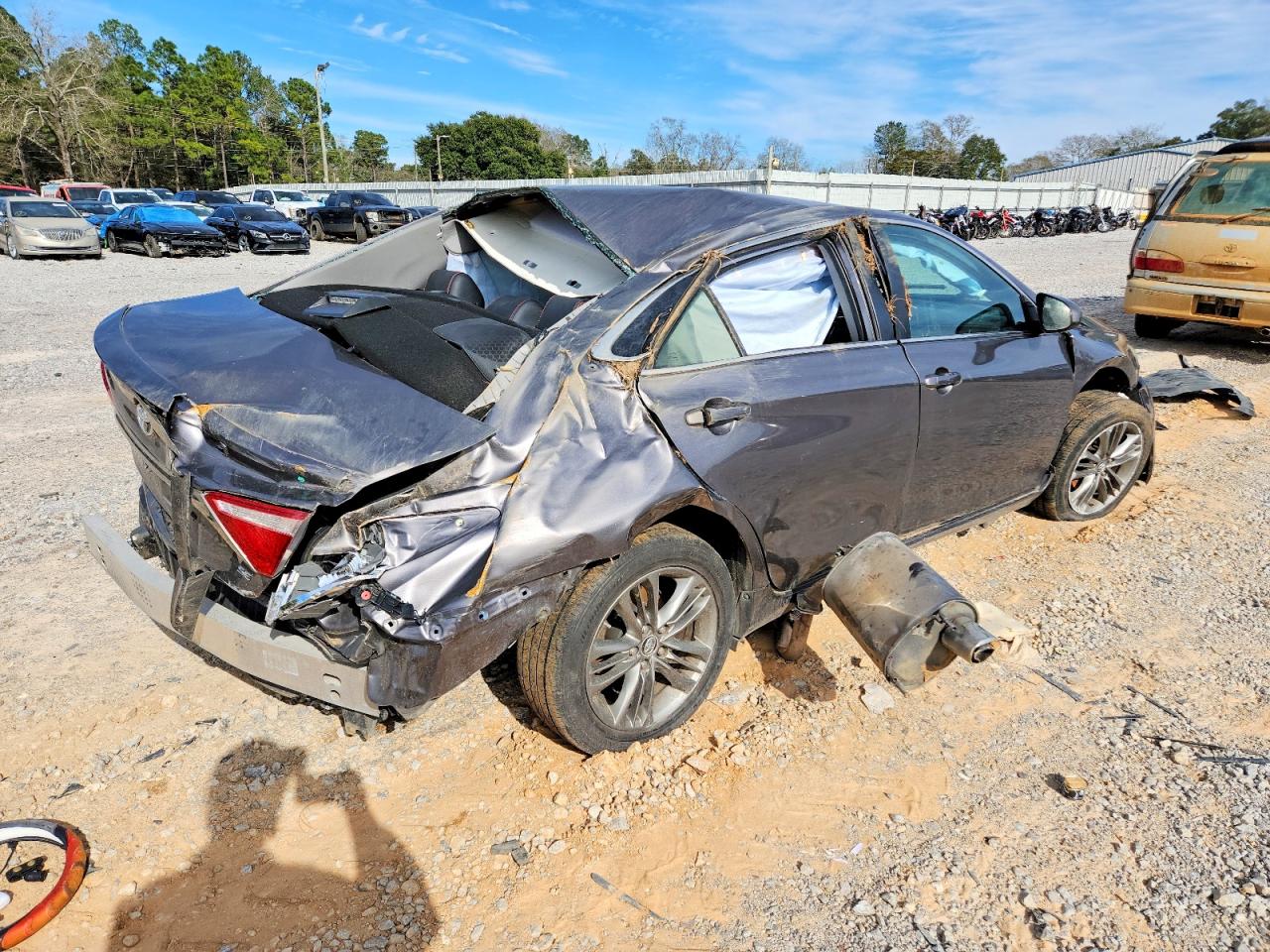 2016 TOYOTA CAMRY SE photo 3