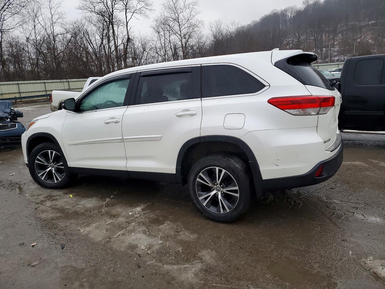 2019 TOYOTA HIGHLANDER LE photo 2