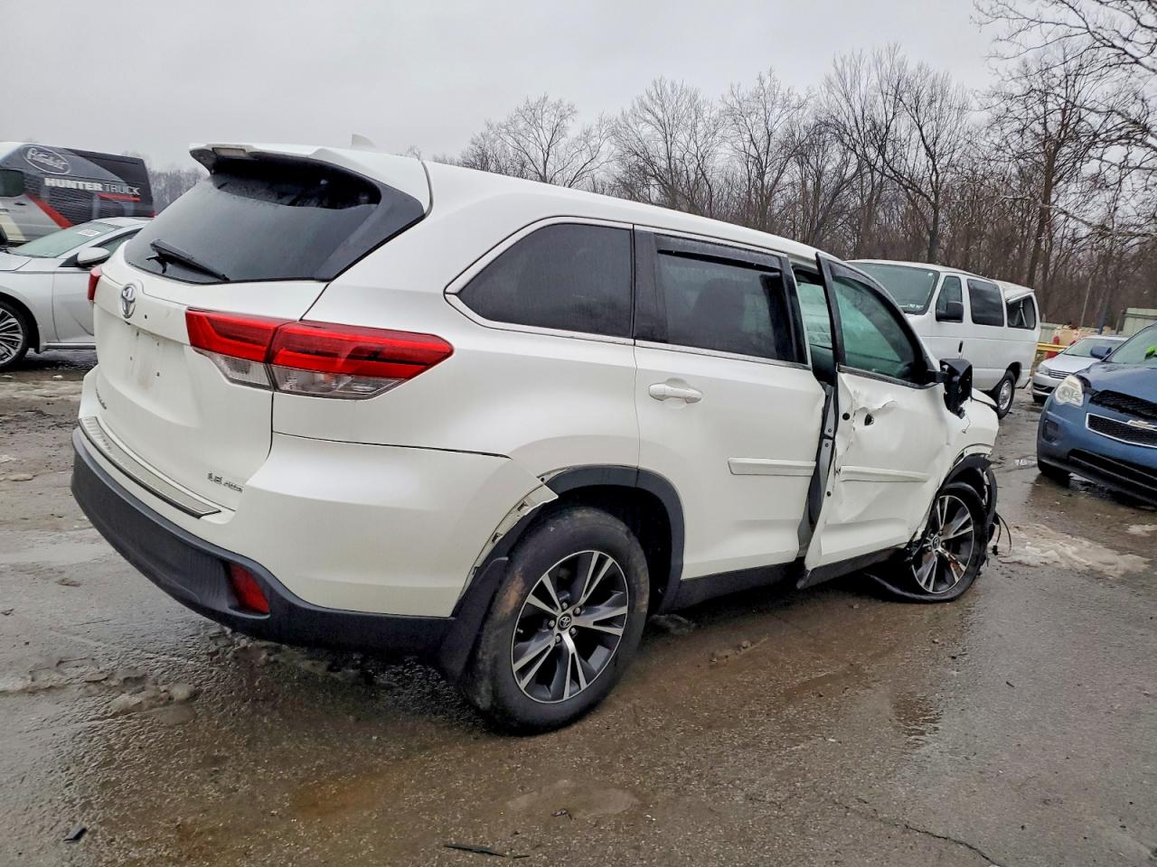 2019 TOYOTA HIGHLANDER LE photo 3
