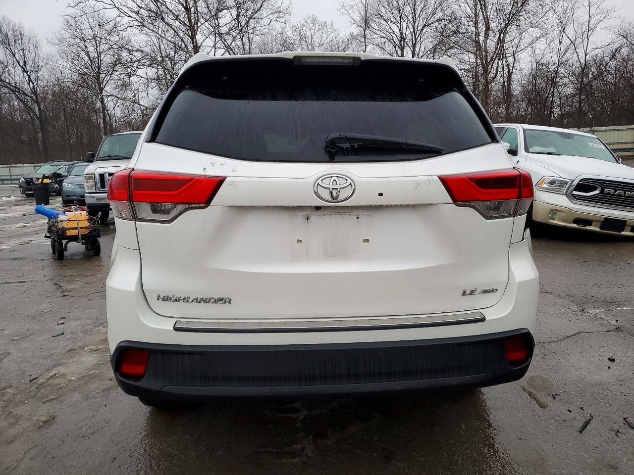 2019 TOYOTA HIGHLANDER LE photo 6