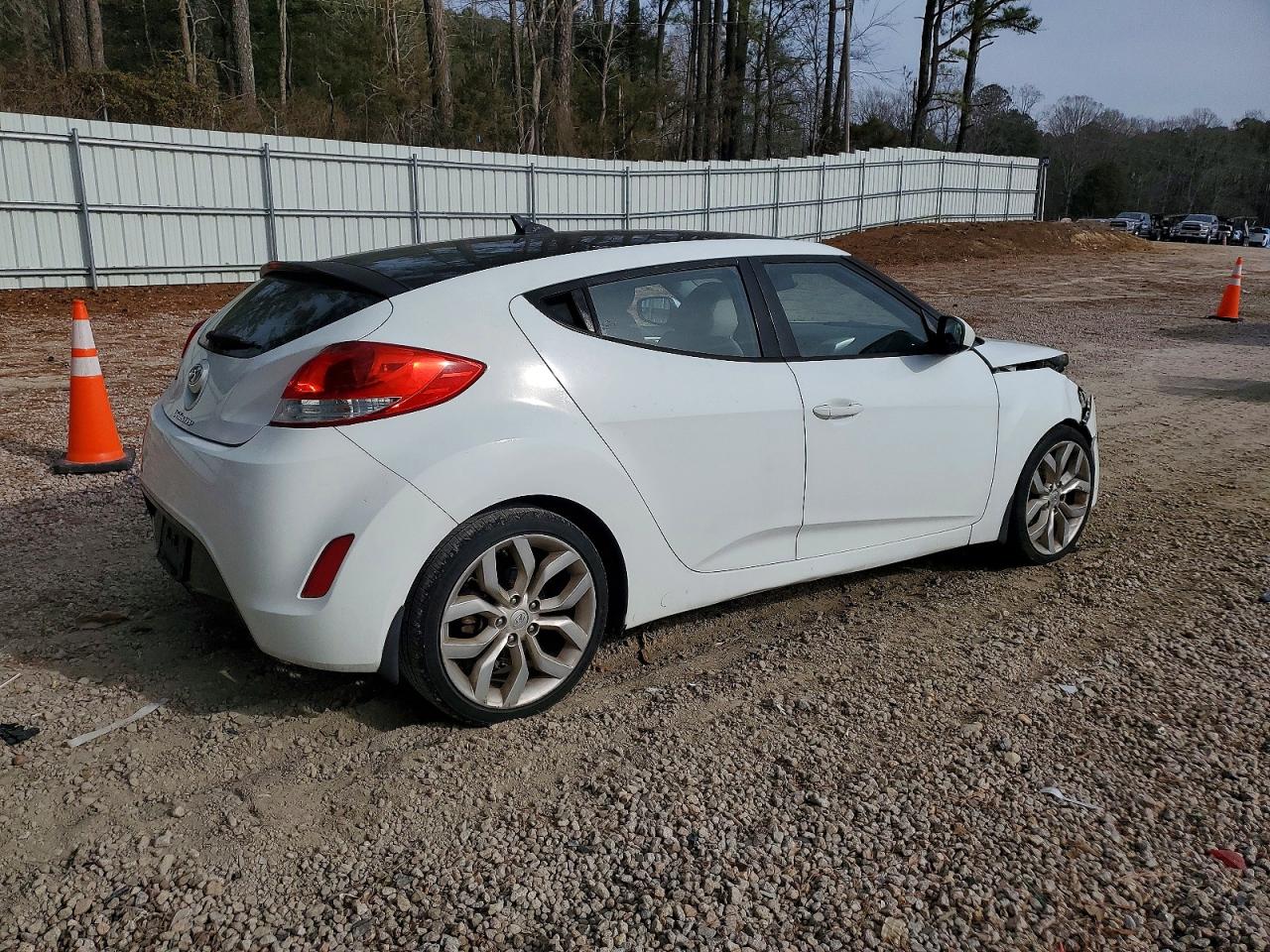 2013 HYUNDAI VELOSTER photo 3