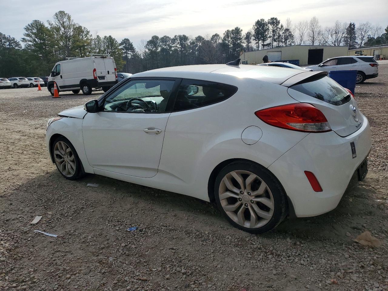 2013 HYUNDAI VELOSTER photo 2