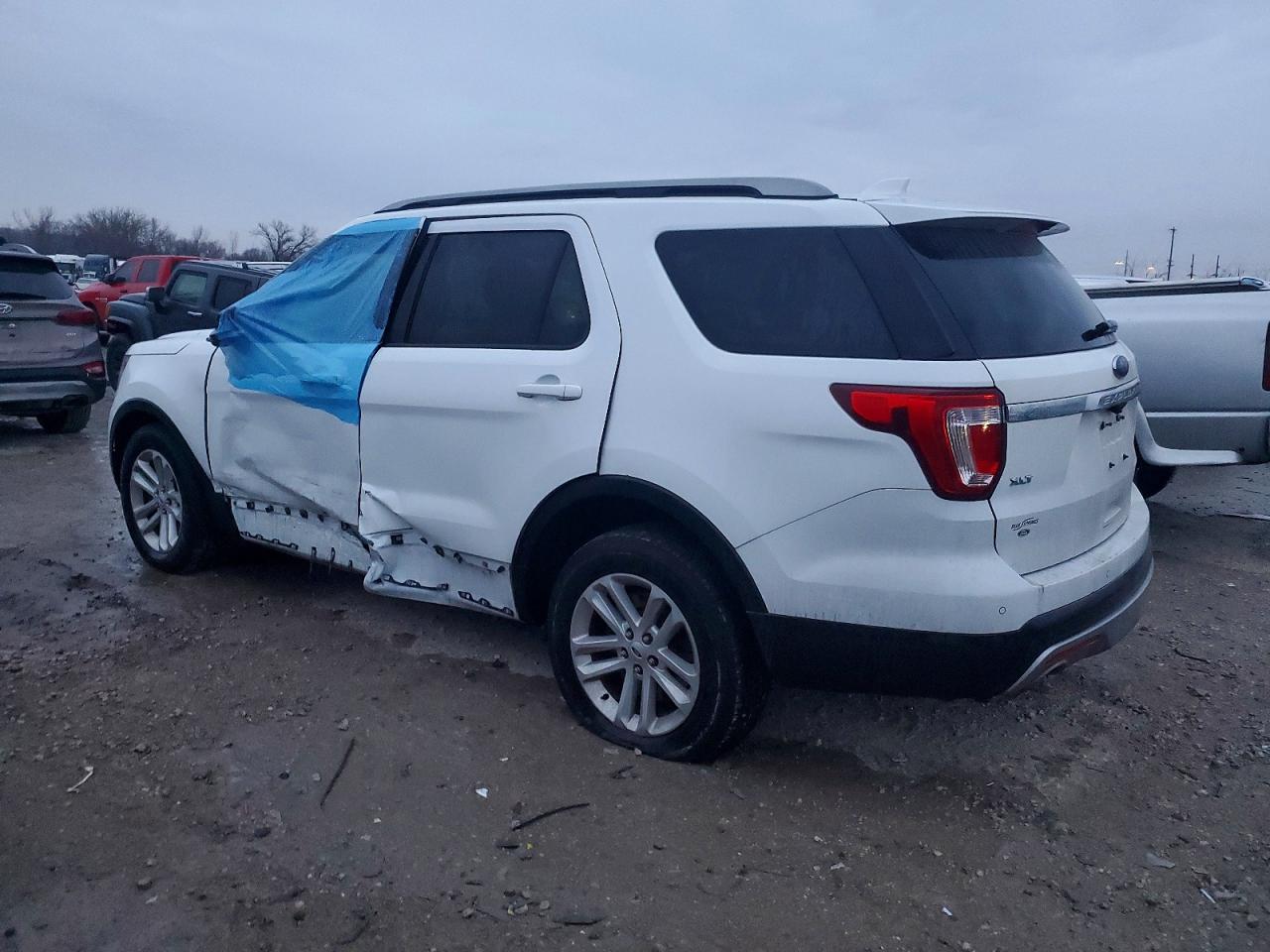 2017 FORD EXPLORER XLT photo 2