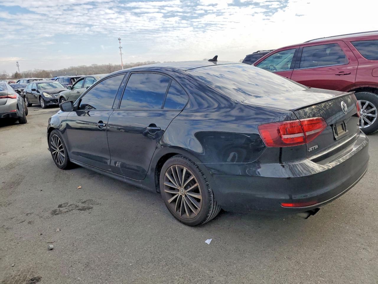 2016 VOLKSWAGEN JETTA SPORT photo 2