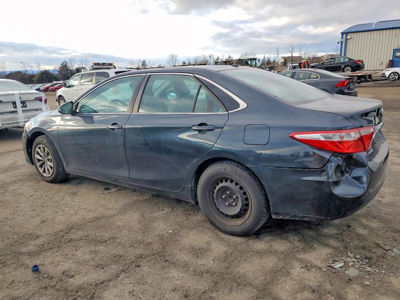 2015 TOYOTA CAMRY LE photo 2