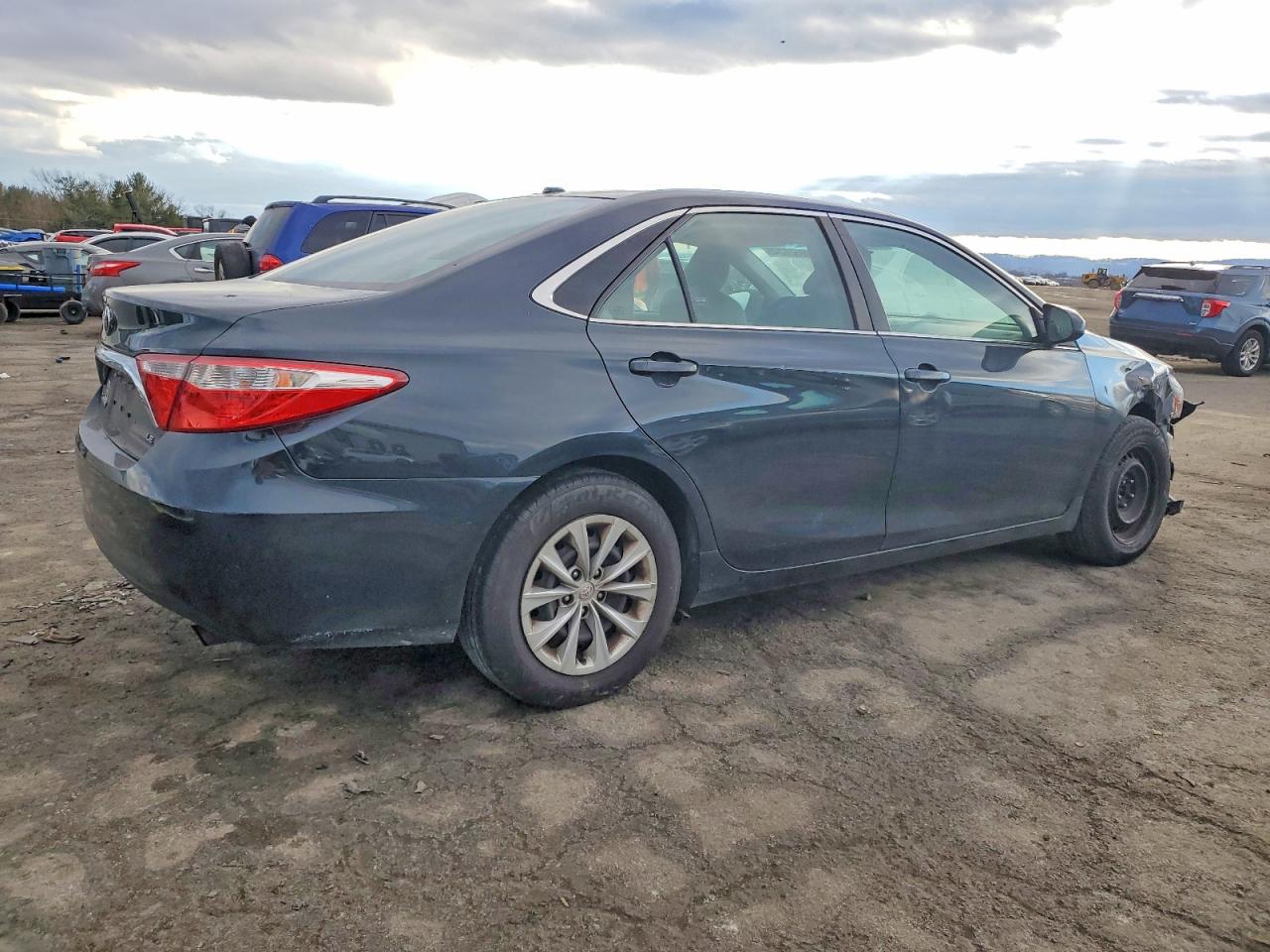 2015 TOYOTA CAMRY LE photo 3