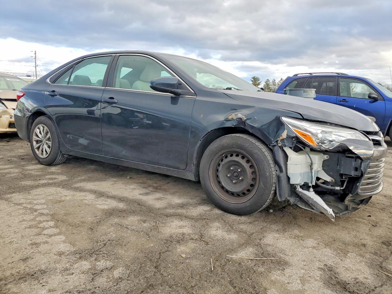 2015 TOYOTA CAMRY LE photo 4