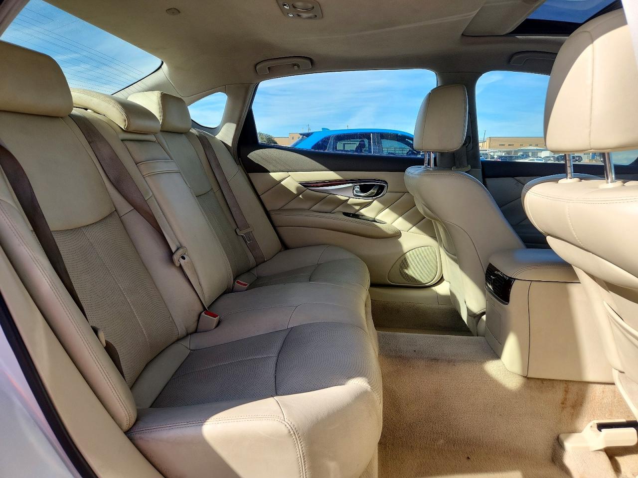 2016 INFINITI Q70L 3.7 photo 19